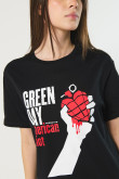 Camiseta cuello redondo negra con diseño de Green Day