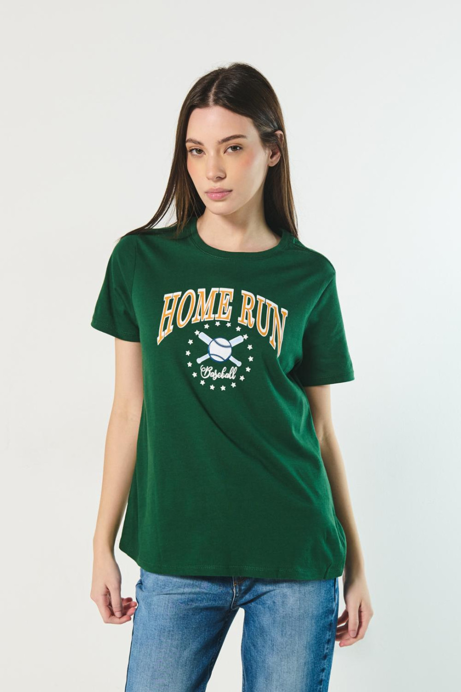 Camiseta verde con cuello redondo y arte college de béisbol