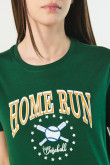 Camiseta verde con cuello redondo y arte college de béisbol