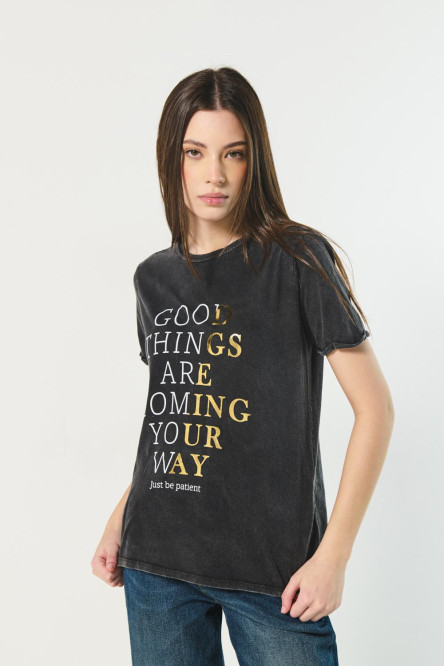 Camiseta negra con cuello redondo y texto colorido