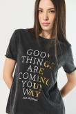 Camiseta negra con cuello redondo y texto colorido