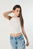 Camiseta crop top unicolor con texturas y manga sisa