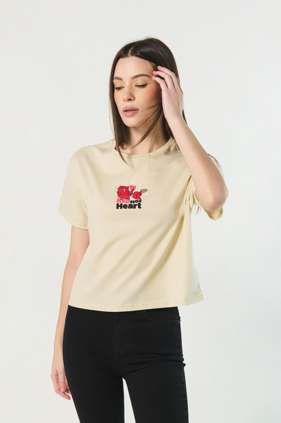 Camiseta crop top kaki clara con diseño de Hot Stuff
