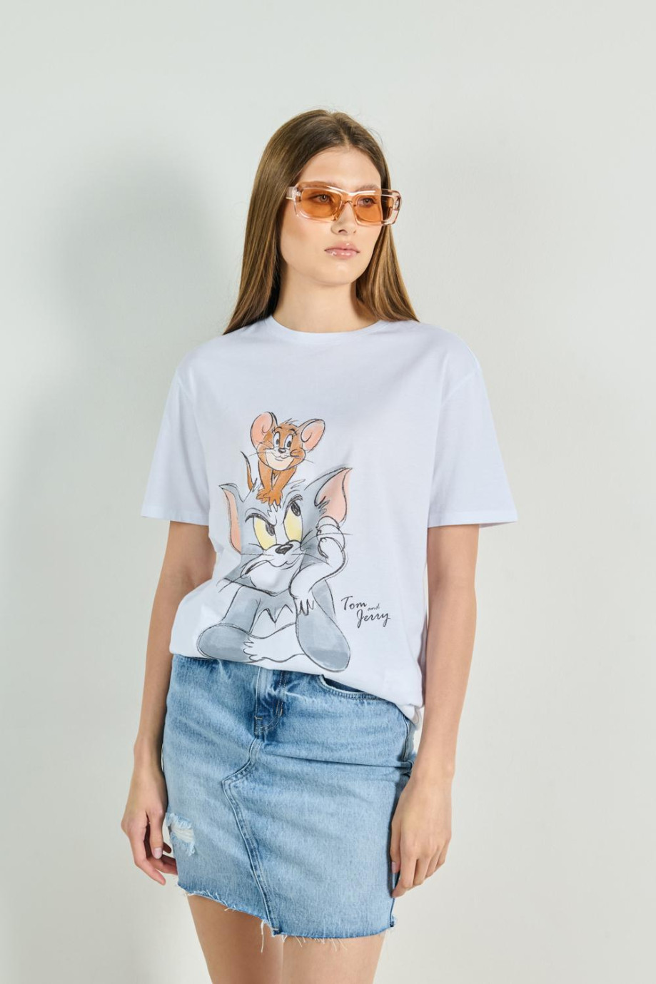 Camiseta blanca con diseño de Tom y Jerry y manga corta
