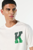 Camiseta cuello redondo crema con letra college en frente