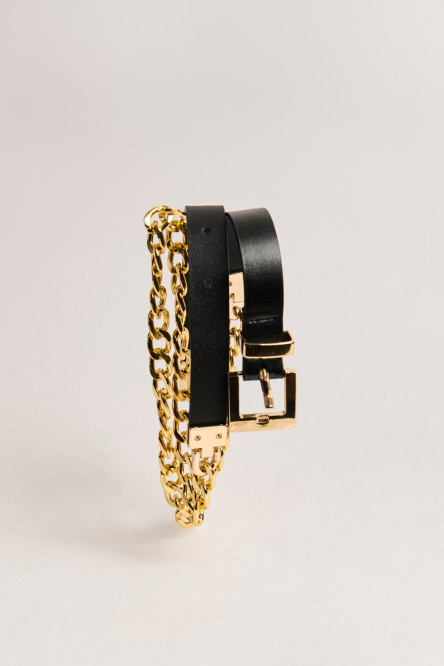 Cinturón negro con hebilla cuadrada y cadena dorada