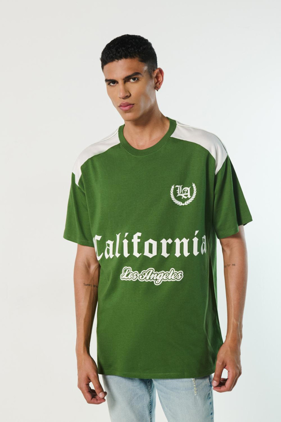 Camiseta verde oversize manga corta con diseños college