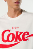 Camiseta cuello redondo crema con diseño de Coca-Cola