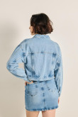 Chaqueta de jean cropped azul clara con bolsillos de parche