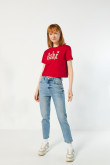 Camiseta crop top roja oscura con diseño college de NY