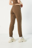 Pantalón unicolor jogger con vena decorativa y bolsillos