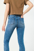 Jean jegging súper tiro alto azul claro y desgastes sutiles