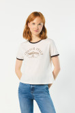 Camiseta crema manga corta con texto college en frente