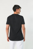 Camiseta cuello redondo negra con texto college deportivo