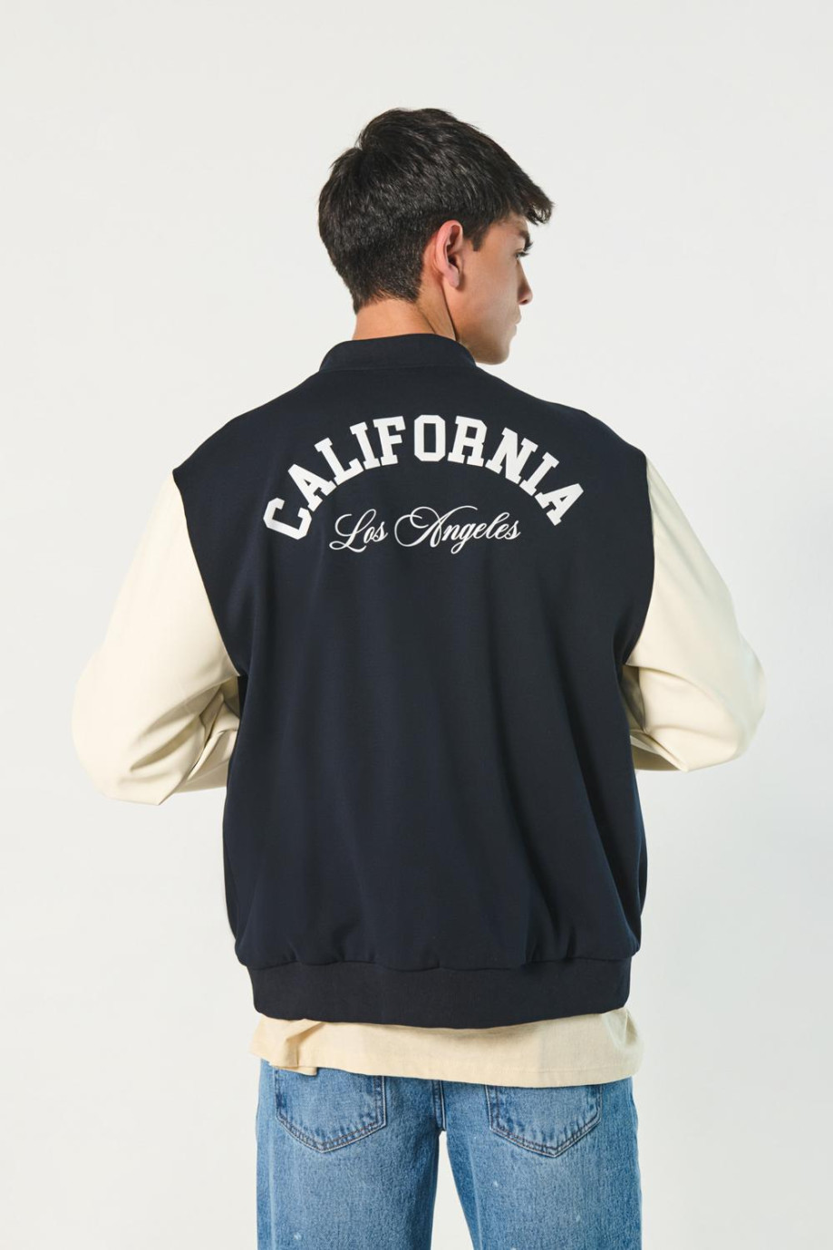 Chaqueta bomber azul intensa con diseño college