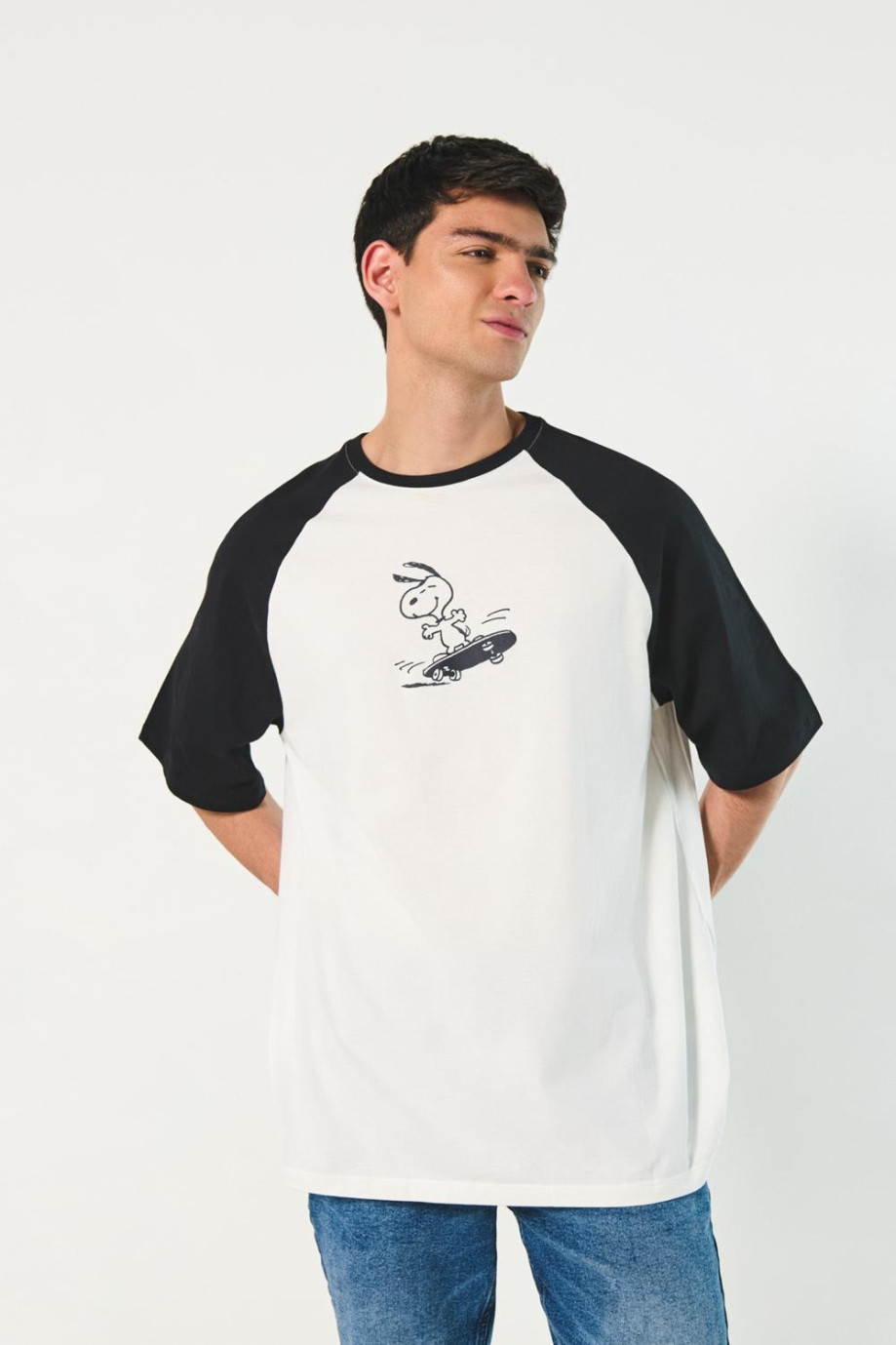 Camiseta crema oversize manga ranglan con arte de Snoopy