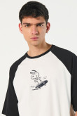 Camiseta crema oversize manga ranglan con arte de Snoopy