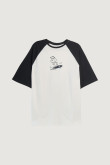 Camiseta crema oversize manga ranglan con arte de Snoopy