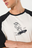 Camiseta crema oversize manga ranglan con arte de Snoopy