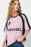 Camiseta lila oversize con diseño college y manga corta