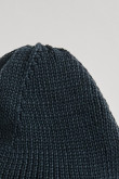 Gorro verde oscuro tejido con marquilla y doblez