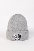 Gorro gris claro tejido con bordado de Mafalda en frente