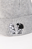 Gorro gris claro tejido con bordado de Mafalda en frente