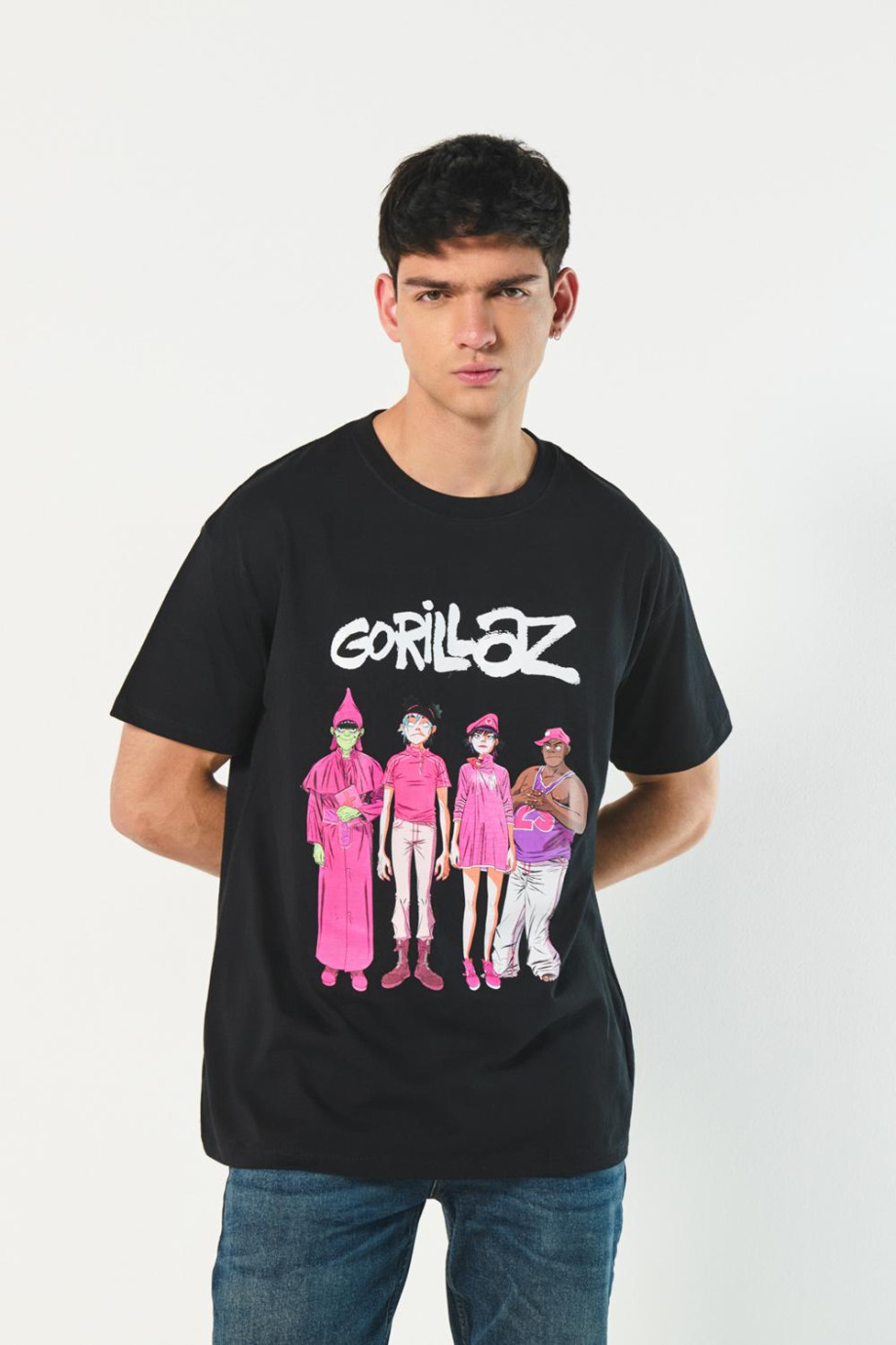 Camiseta negra cuello redondo con diseño de Gorillaz