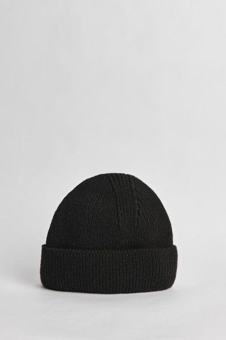 Gorro negro tejido con marquilla y doblez ajustable