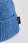 Gorro tejido azul oscuro con texto negro bordado