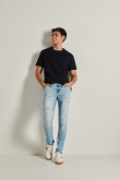 Jean skinny azul claro con rotos delanteros y tiro bajo