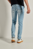 Jean skinny azul claro con rotos delanteros y tiro bajo