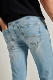 Jean skinny azul claro con rotos delanteros y tiro bajo