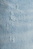 Jean skinny azul claro con rotos delanteros y tiro bajo