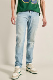 Jean skinny azul claro con rotos delanteros y tiro bajo