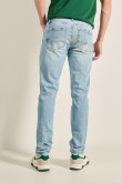 Jean skinny azul claro con rotos delanteros y tiro bajo