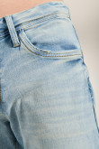 Jean skinny azul claro con rotos delanteros y tiro bajo