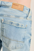 Jean skinny azul claro con rotos delanteros y tiro bajo