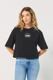 Camiseta crop top negra oversize con diseño college