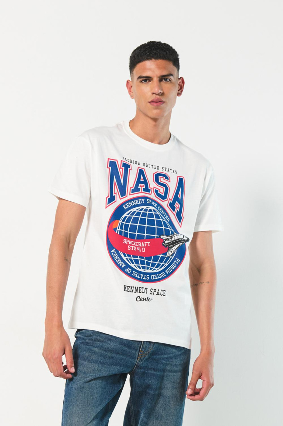 Camiseta crema cuello redondo con estampado de NASA