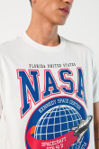 Camiseta crema cuello redondo con estampado de NASA