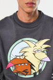 Buzo gris intenso cuello redondo con diseño de Angry Beavers