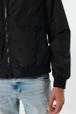 Chaqueta bomber negra con cremallera y bolsillos con tapa