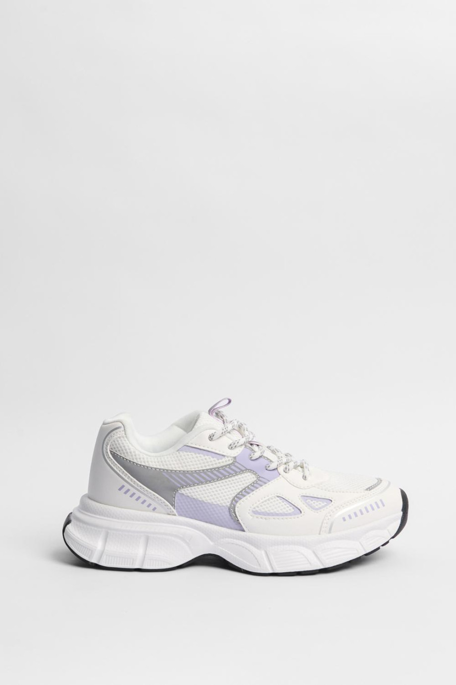 Tenis blancos tipo deportivos con contrastes lilas