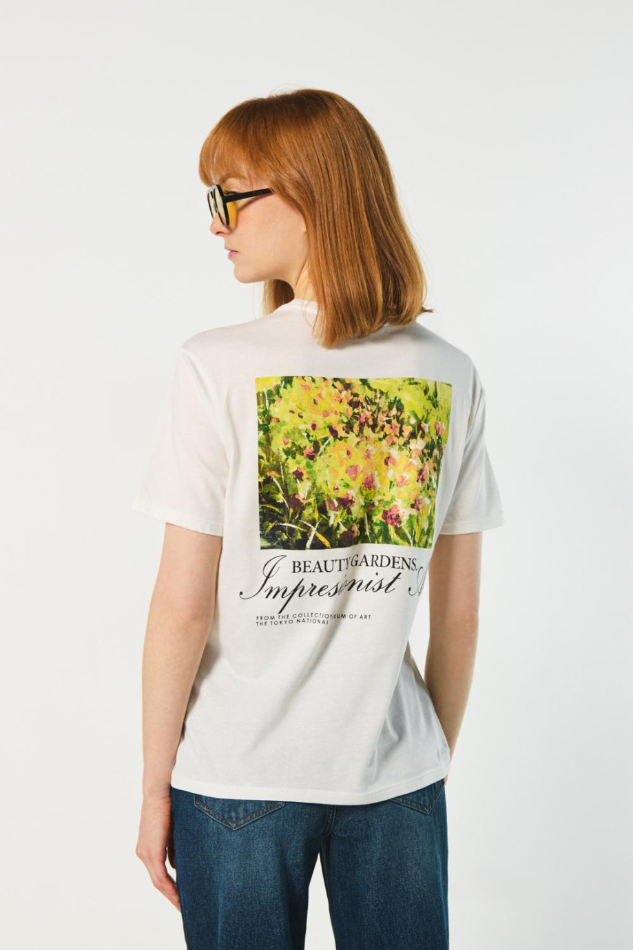 Camiseta crema con diseño floral artístico y manga corta