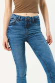 Jean push up azul claro tiro alto con pretina ancha