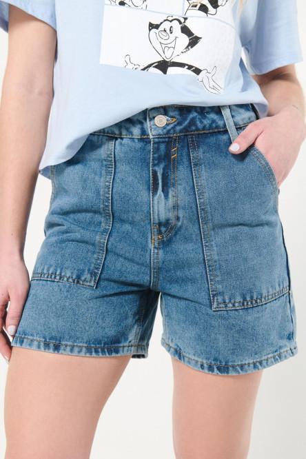 Short en jean azul con bolsillos de parche y tiro súper alto