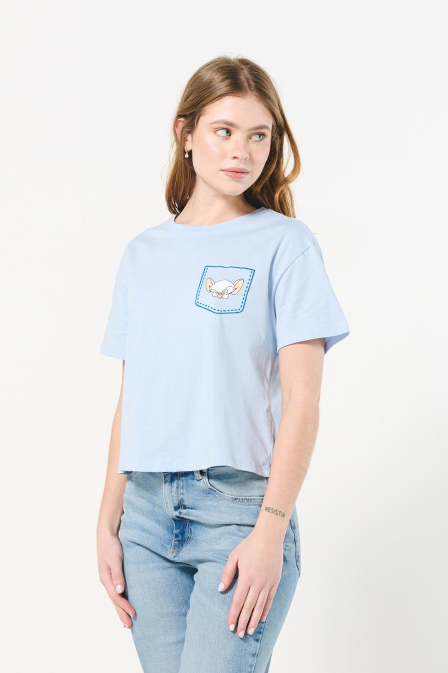 Camiseta crop top azul clara con diseño de Pinky y Cerebro