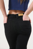 Jean push up negro con pretina sencilla y tiro alto