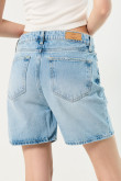 Short en jean azul claro con rotos y tiro súper alto